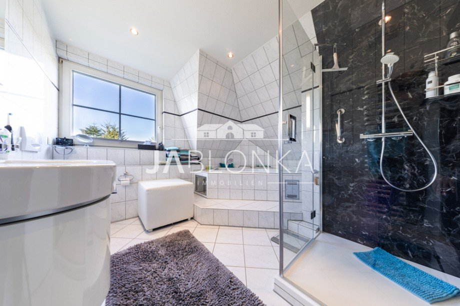 Badezimmer mit Dusche und Badewanne Einfamilienhaus Steinhorst