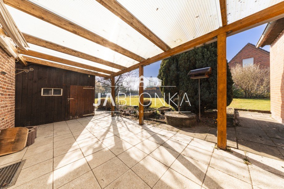 �berdachte Terrasse mit Blick in den Garten Einfamilienhaus Kastorf