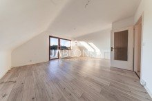 Wohnzimmer mit Balkon im OG +RESERVIERT+ Gro�z�giges Zuhause im Ortskern - Courtagefrei f�r K�ufer