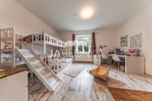 Kinderzimmer (WE 1) Liebevolles Bauernhaus mit 3 WE als Kapitalanlage - Courtagefrei f�r K�ufer