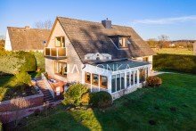 Hausansicht mit Wintergarten und Grundst�ck +RESERVIERT+ Gro�z�giges Zuhause im Ortskern - Courtagefrei f�r K�ufer