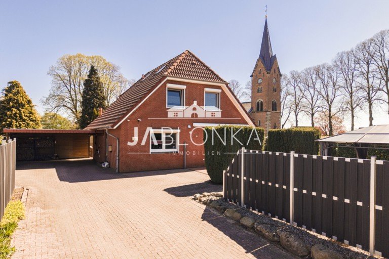 Titelbild Hohenhorn Einfamilienhaus Modernes Wohnen im Dorfzentrum - Courtagefrei f�r K�ufer