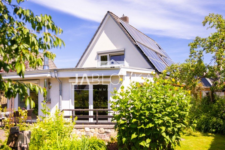 Titelbild Hamburg Einfamilienhaus Modernes Zuhause mit traumhaftem Garten - Courtagefrei f�r K�ufer