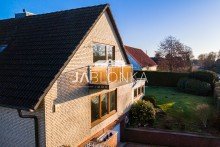 Hausansicht mit Balkon +RESERVIERT+ Gro�z�giges Zuhause im Ortskern - Courtagefrei f�r K�ufer