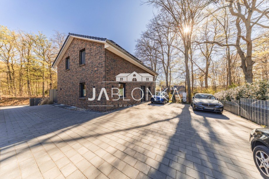 Hauansicht & Stellpl�tze Dachgeschosswohnung M�lln