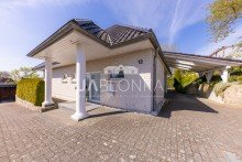 Zufahrt und Carports Luxuri�se Architektenvilla - Courtagefrei f�r K�ufer