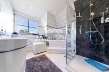 Badezimmer mit Dusche und Badewanne Familienidyll in traumhafter Feldrandlage - Courtagefrei f�r K�ufer