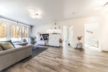 Wohnzimmer mit Zugang zum Balkon Hochwertige 3-Zimmer-Wohnung am Waldrand