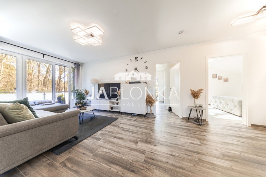Wohnzimmer mit Zugang zum Balkon Dachgeschosswohnung M�lln