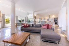 Wohn- und Essbereich Luxuri�se Architektenvilla - Courtagefrei f�r K�ufer