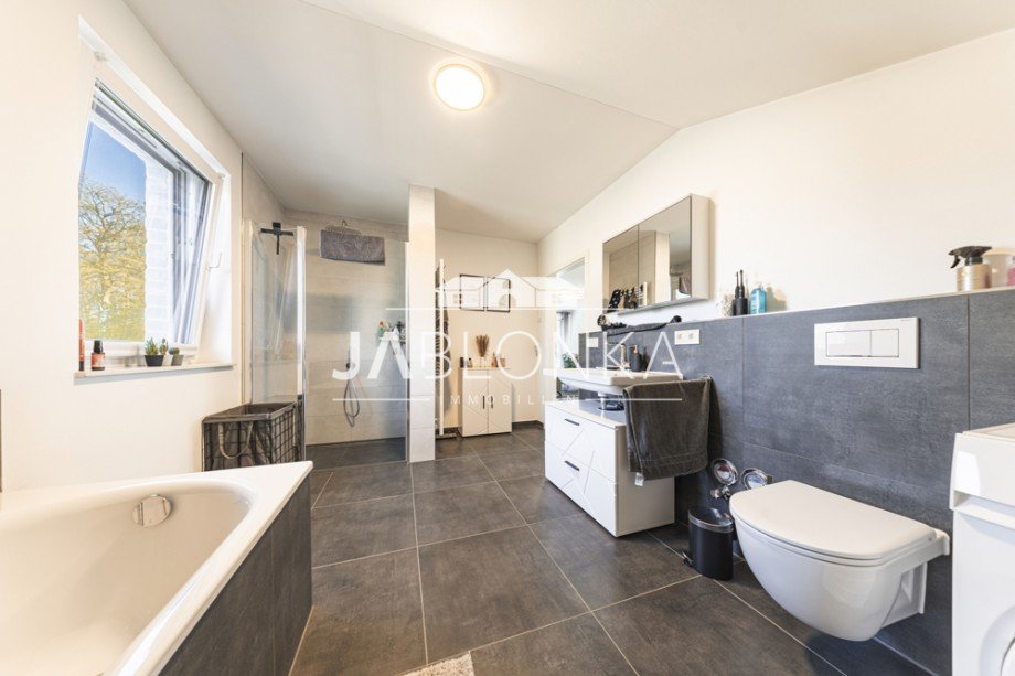 Badezimmer Dachgeschosswohnung M�lln