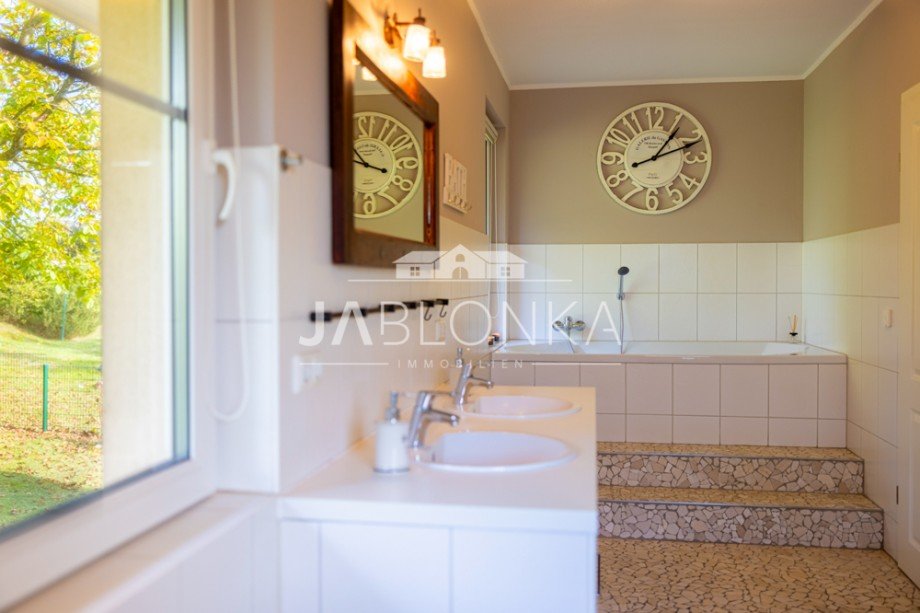Badewanne mit Gartenblick Einfamilienhaus Lehmrade