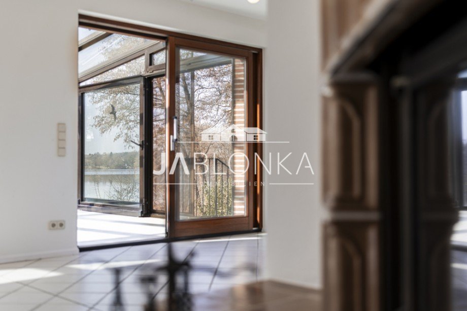 Tiefer Blick durchs Wohnzimmer Einfamilienhaus Neversdorf